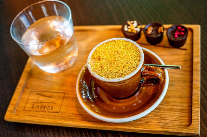 Gasztronómiai luxus! Dubaj után Magyarországra érkezett a 24 karátos arannyal szórt cappuccino