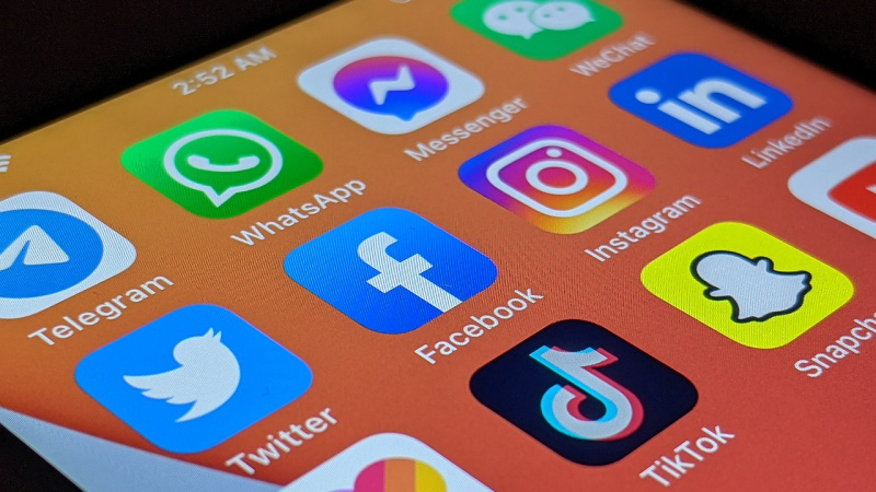 Az EU felszólítja a Google-t és a Facebookot, hogy címkézzék az MI tartalmaikat