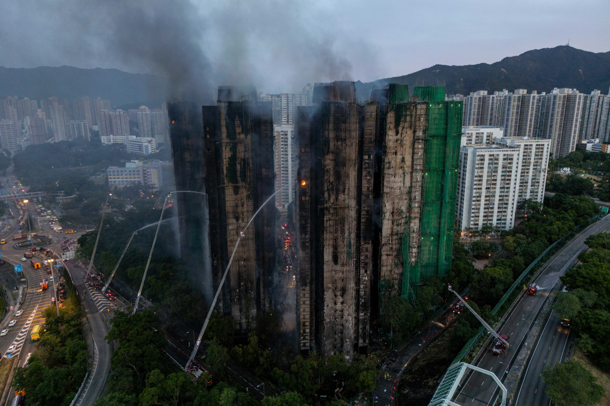 Hongkongi tűzvész: legalább 44 halott, több száz eltűnt a három toronyházban