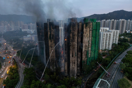  Hongkongi tűzvész: legalább 44 halott, több száz eltűnt a három toronyházban