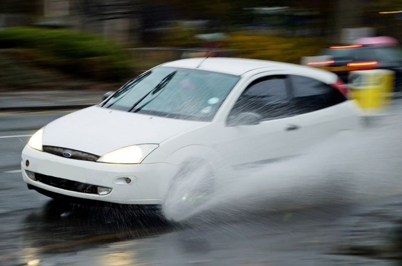 Hogyan kerülhető el az aquaplaning, azaz az autó vízen futása? Itt a segítség…