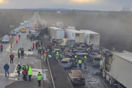  Tömegbaleset és teljes útzár az M1-esen! Hatan életveszélyesen, heten súlyosan sérültek meg, 19 jármű kiégett!