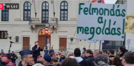  Ha béremelést nem is, de könnygázt bőven adtak a rendőrök a Karmelitáknál tüntető tanároknak