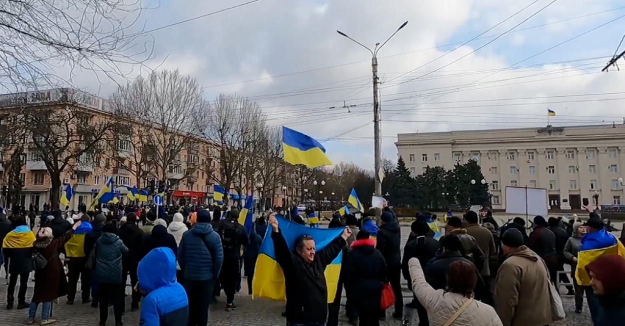 Herszon: dörgő fegyverek, robbanások, menekülő ukrán tüntetők