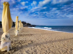 Spanyolország 30 éve vezeti a kék zászlós strandok ranglistáját