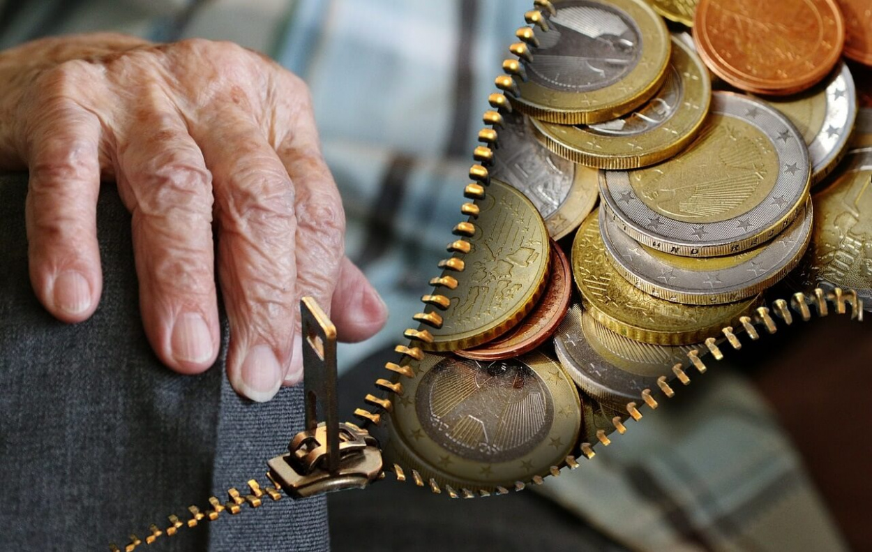 Jó hír a szépkorúaknak – márciusban előbb érkezik a számlájukra a nyugdíj