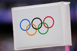 Kartonpapírból készült ágyakon pihennek az olimpikonok