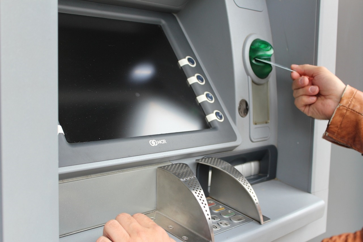 Eljön a bankautomaták ideje! Kiderült mennyi ATM-et kell telepíteniük a bankoknak