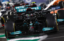 F1: pokoli szaúdi futam, holtverseny Hamilton és Verstappen között