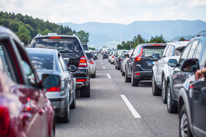 Több kilométeres már most a torlódás az M1-esen és M5-ösön!