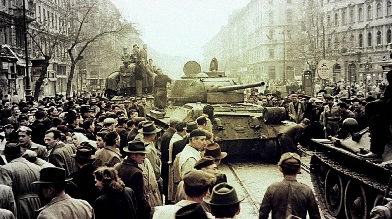 Putyin: hiba volt a szovjet hadsereg 1956-os budapesti és az 1968-as prágai bevonulása