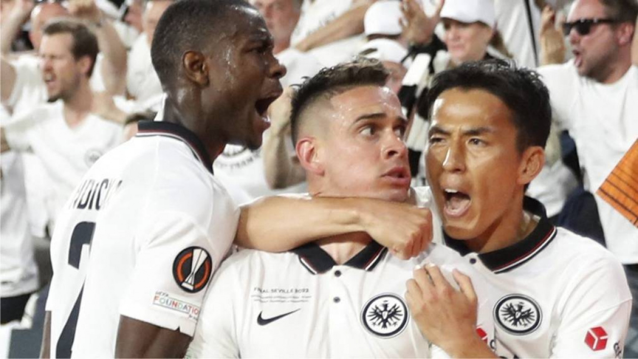 Európa-liga: veretlenül nyerte a trófeát az Eintracht Frankfurt, a kupa mellett a BL-főtábla a jutalma