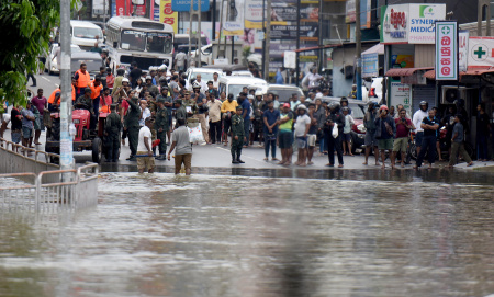  Srí Lanka és Indonézia hadserege segít a pusztító áradások áldozatainak