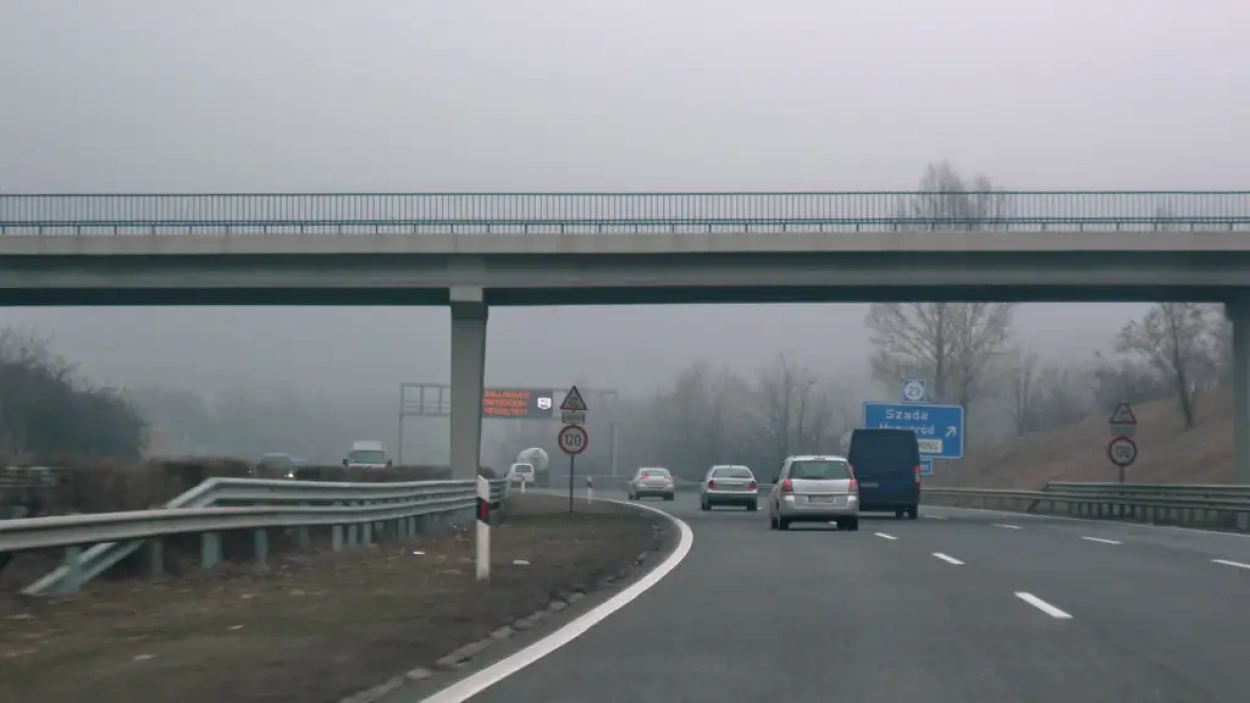 Terelőtáblákkal verekedett két férfi az M3-son