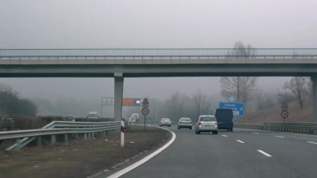  Terelőtáblákkal verekedett két férfi az M3-son