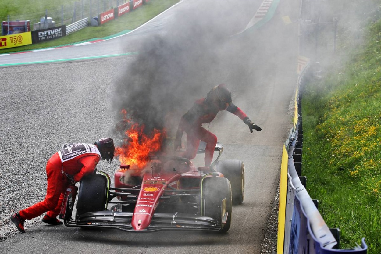 F1: Sainz kis híján bennégett a Ferrariban, de Leclerc győzelme megszépítette az olasz istálló napját